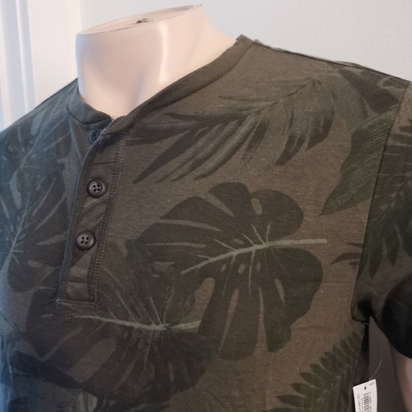🆕 Monstera Leaf Print Short Sleeve Henley Soft Washed Tee Small Green Old Navy - Picture 3 of 6